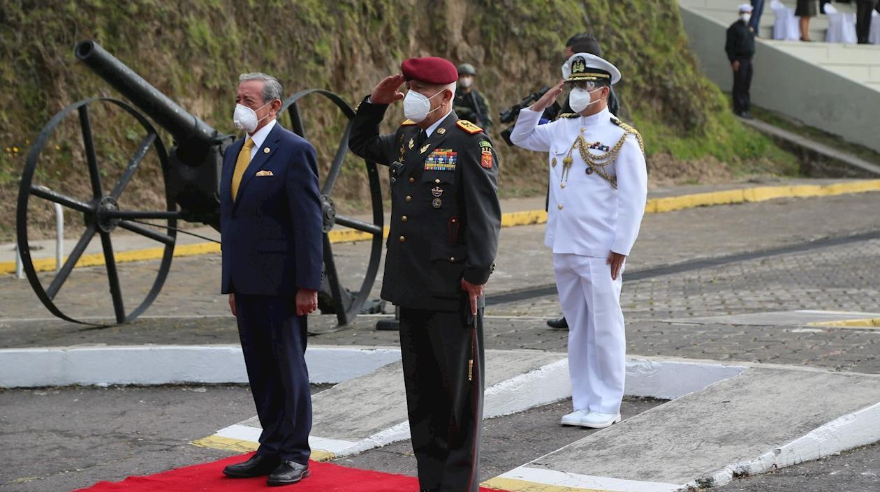 El ministro de Defensa, Oswaldo Jarrin (i), y el jefe del Comando Conjunto de las Fuerzas Armadas, general de división Luis Lara Jaramillo (d), participan en el desfile de conmemoración de la Batalla de Pichincha, este domingo, en Quito (Ecuador). 
