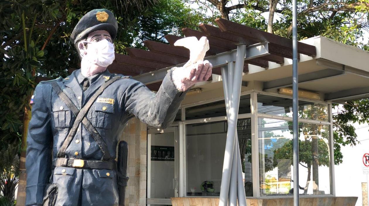 Monumento de la Policía con tapabocas.