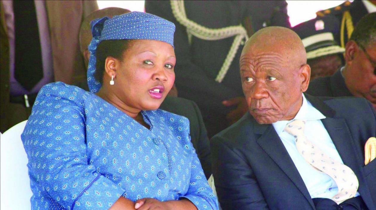 Maesaiah Thabane, ex primera dama de Lesoto, con su esposo el ex primer ministro Thomas Thabane.