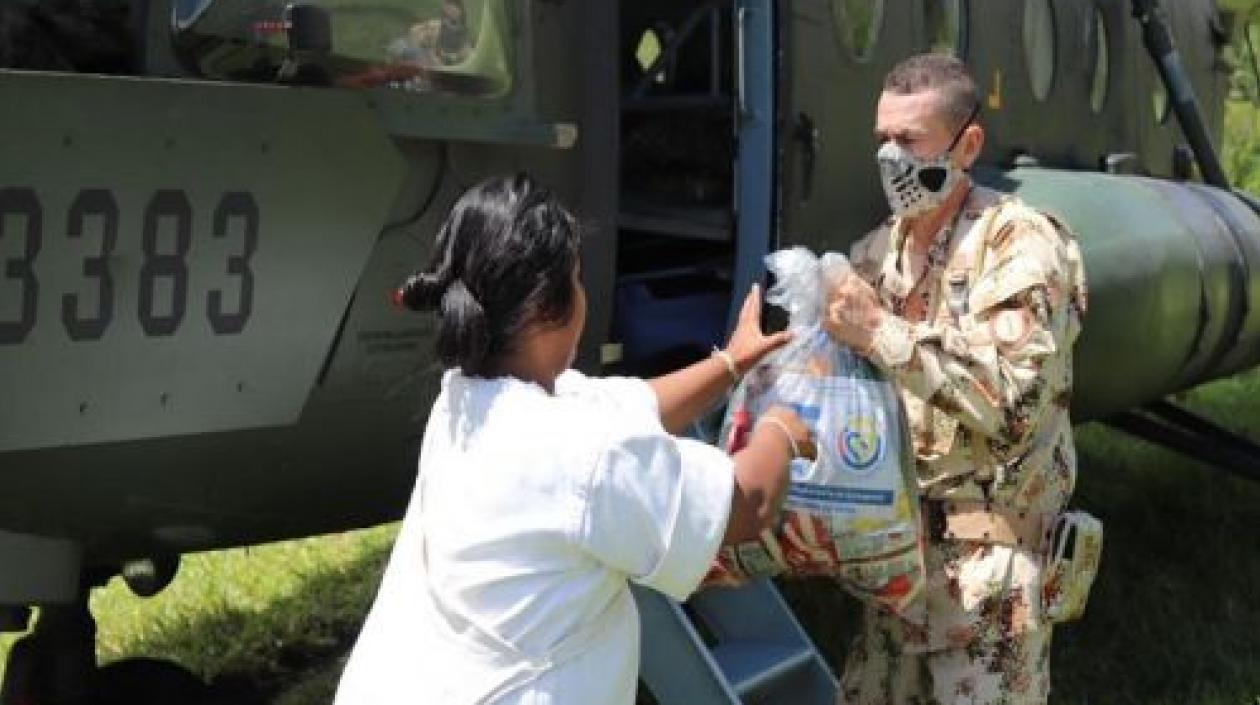 Indígenas Kogui de la Sierra Nevada reciben ayudas del Ejército.