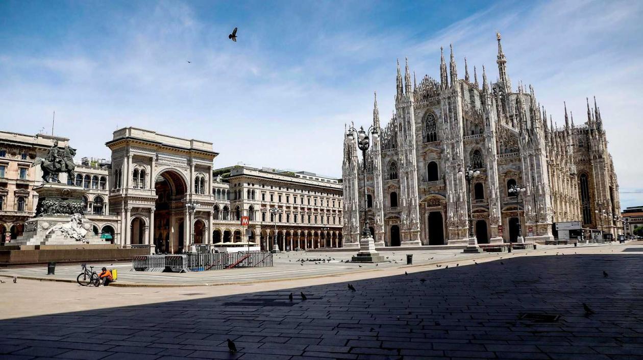Vista de la Plaza del Duomo en la ciudad italiana de Milán.