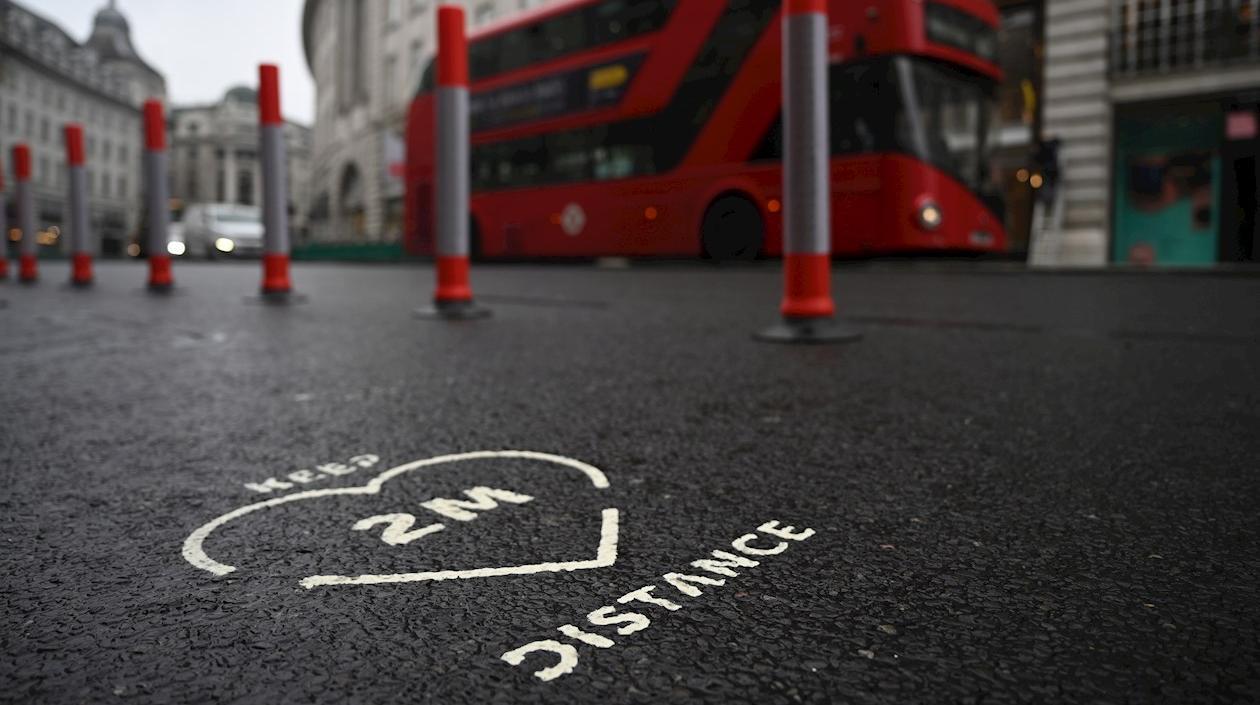 Un cartel de distancia social de dos metros en Regents Street en Londres.