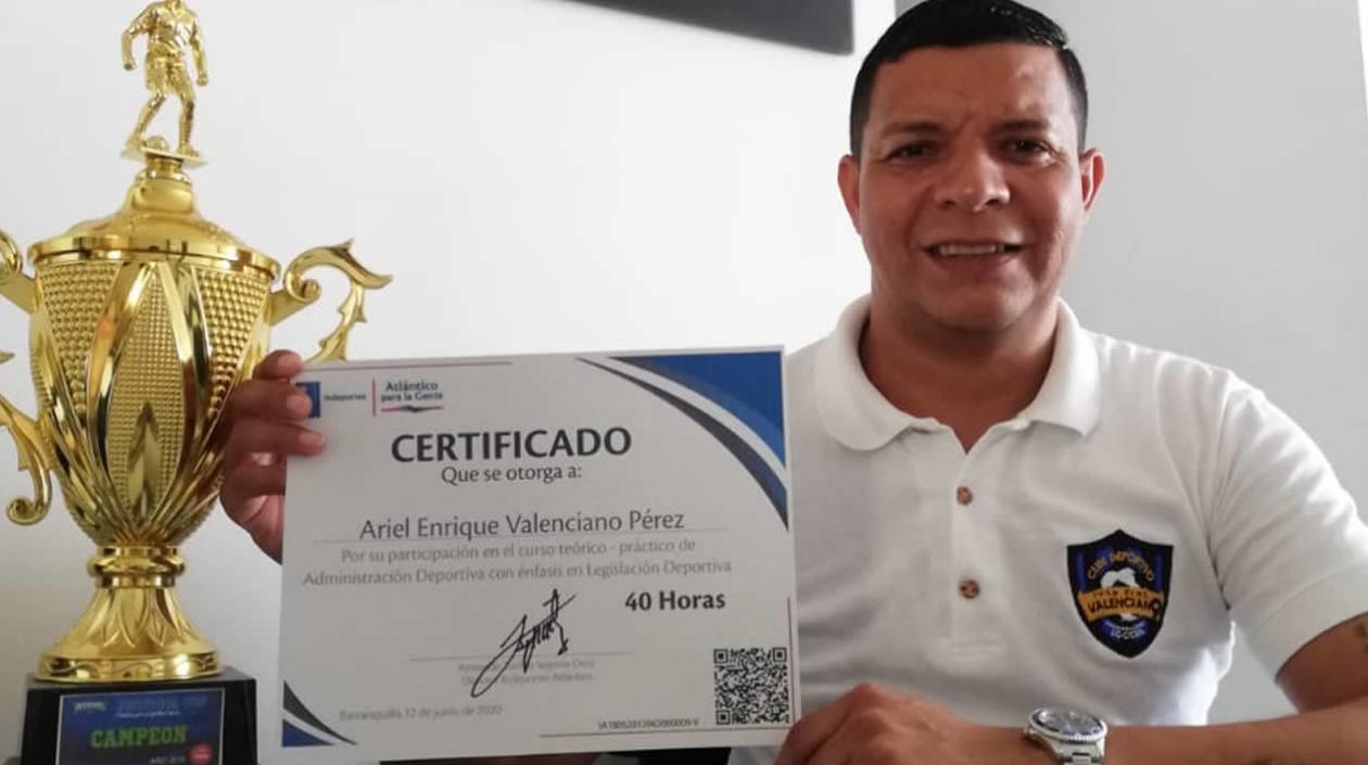 Ariel Valenciano con el certificado de participación.