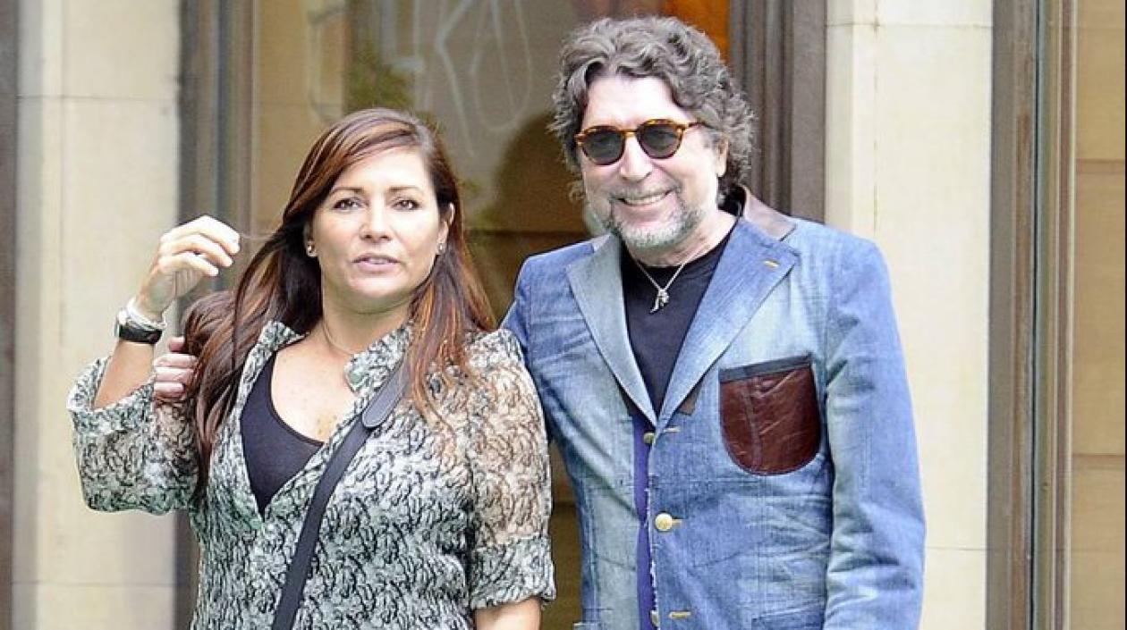 El músico Joaquín Sabina contrajo matrimonio con Jimena Coronado, su compañera de hace 25 años.