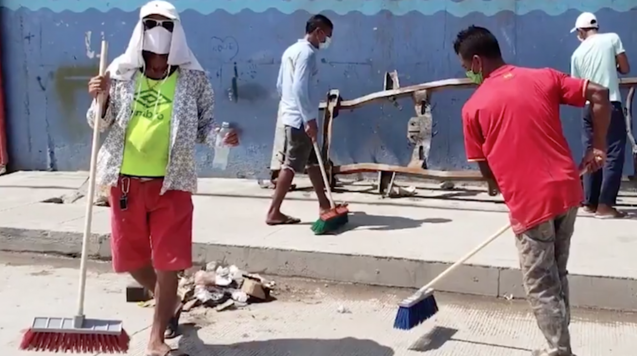 Personas haciendo el trabajo comunitario en el Suroriente.