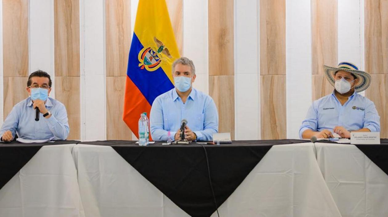 El Presidente Duque (centro) durante entrega de ventiladores en Córdoba.