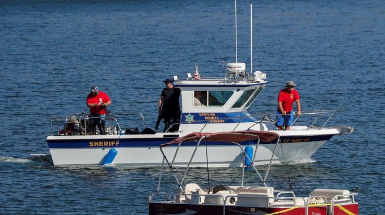 Un barco en el lago Piru donde desapareció la actriz Naya Rivera y hoy fue hallado un cuerpo.