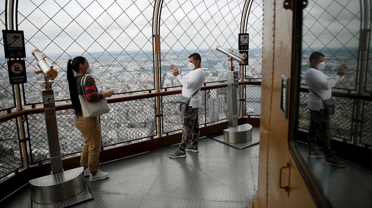 Visitantes en la Torre Eiffel.