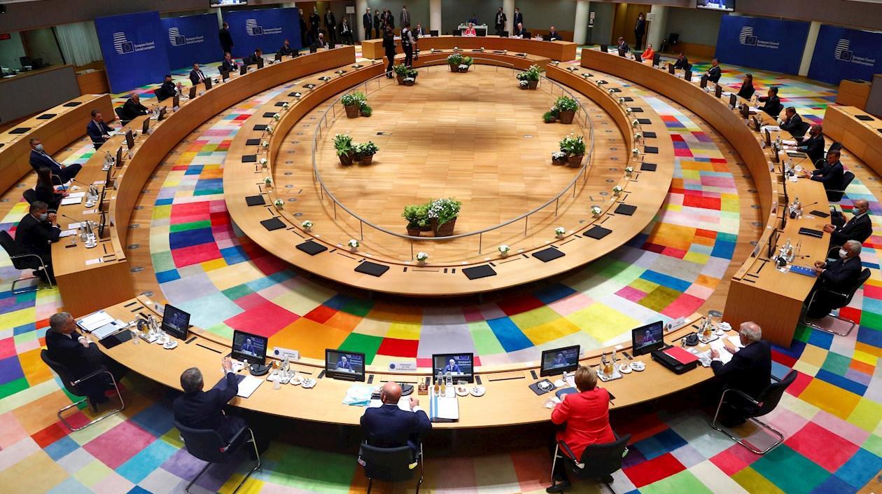 Vista general de los líderes de la Unión Europea participando en la cumbre de la UE en el edificio del Consejo Europeo en Bruselas, Bélgica. 