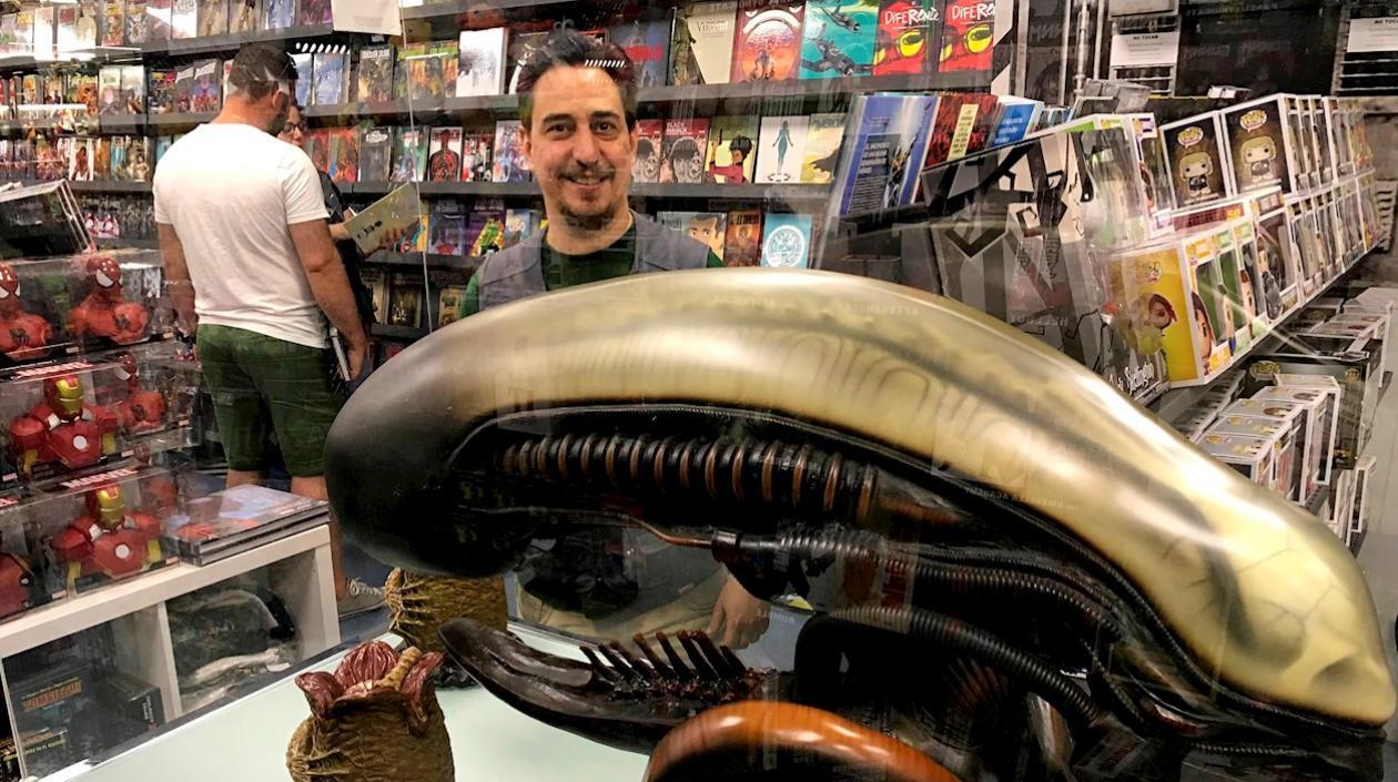 Sergio López, en su tienda de cómics en la calle Zaragoza de la capital andaluza, Nostromo, que ha ganado el premio Will Eisner Spirit of Comics Retailer.
