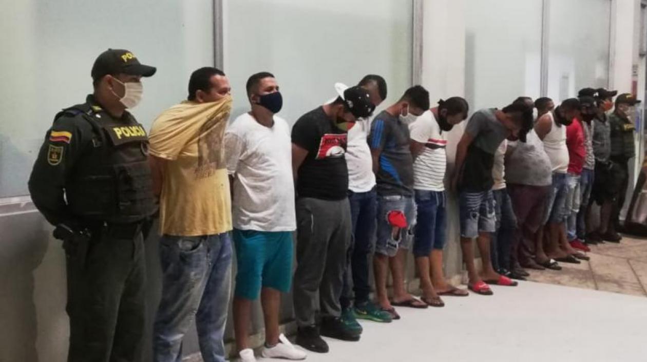 Los 14 capturados por parte de la Policía en el barrio Santo Domingo.