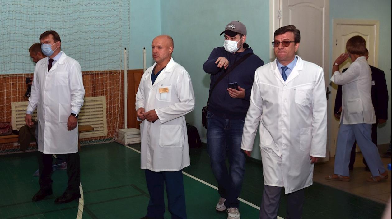 Médicos del Hospital de Urgencias Nº 1 de Omsk (Siberia), donde es atendido  Alexéi Navalni.