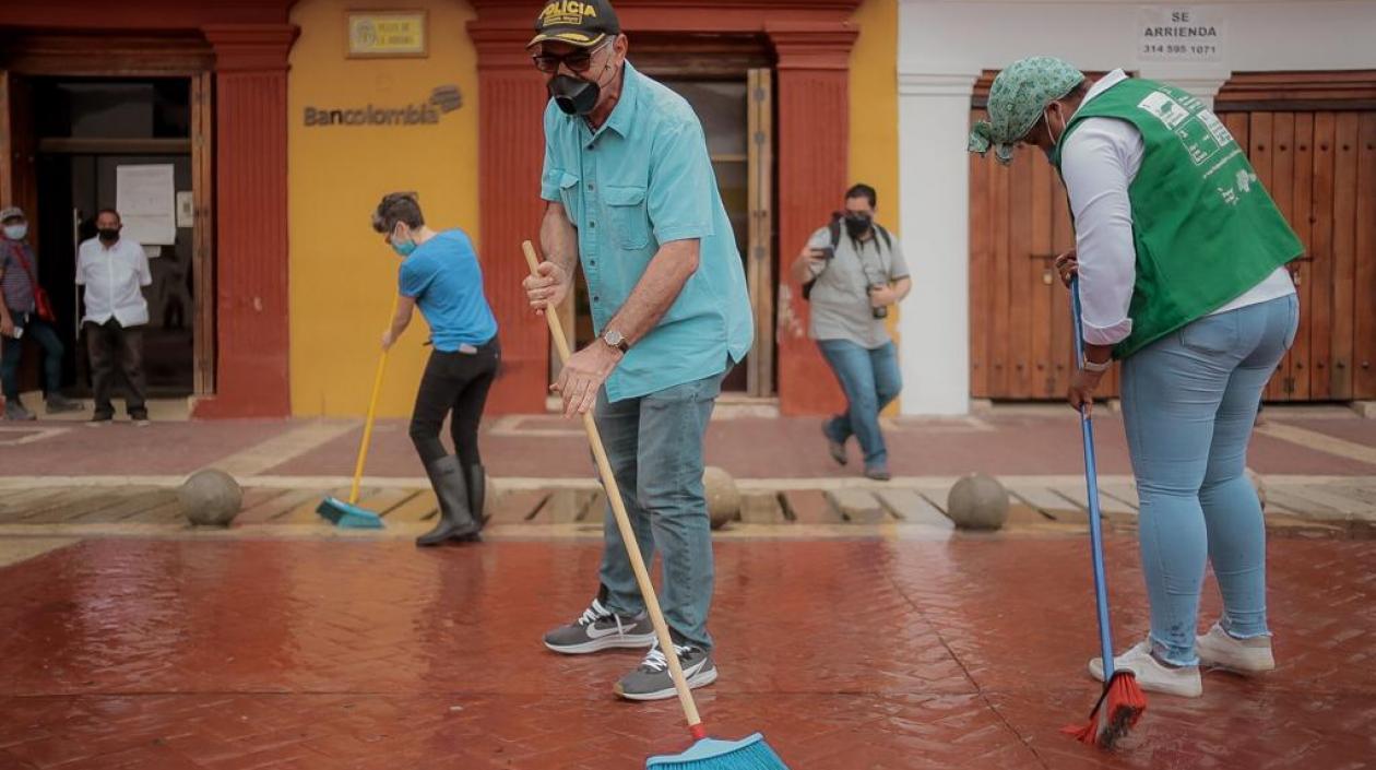 El Alcalde de Cartagena, con escoba en mano, participó en la limpieza.