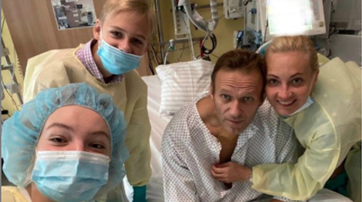 El opositor ruso Alexéi Nalvani con su esposa e hijos, en el hospital.