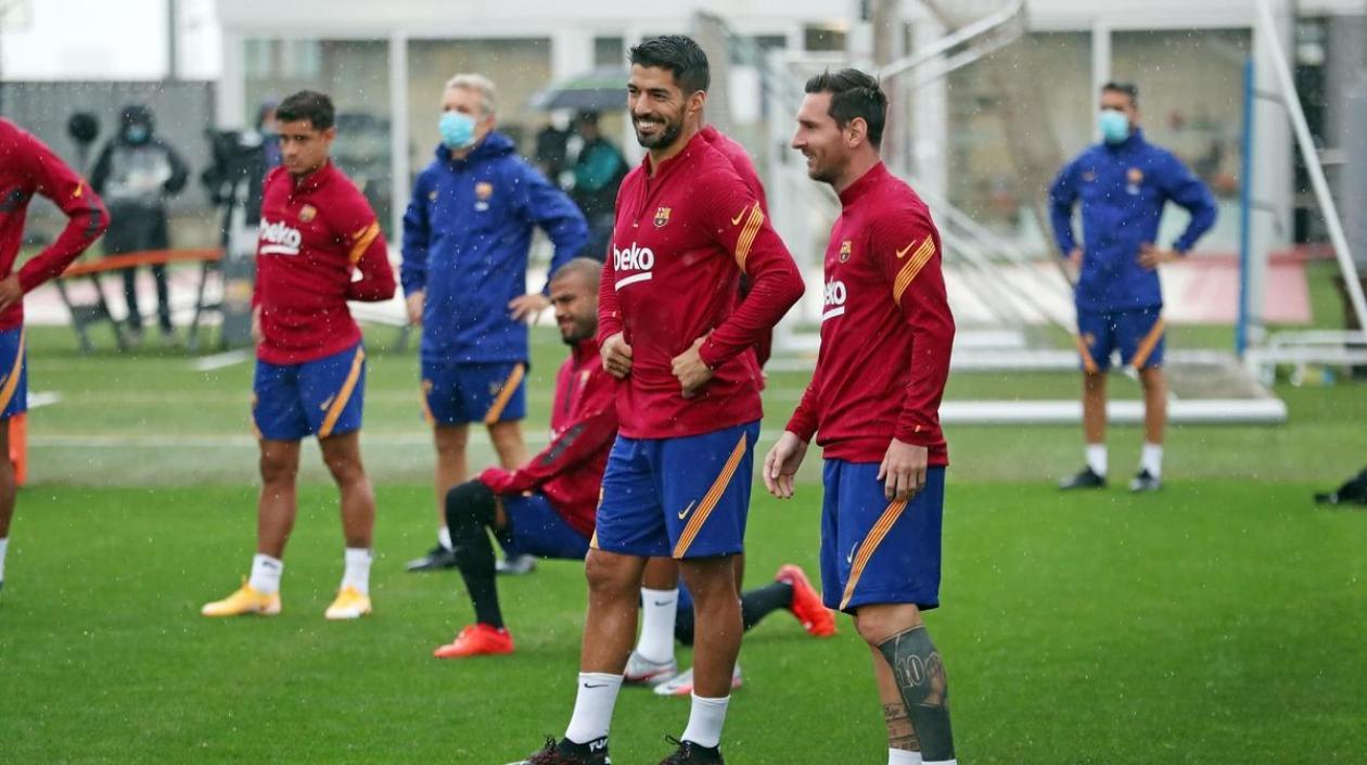 Luis Suárez con Lionel Messi, en un entrenamiento. 