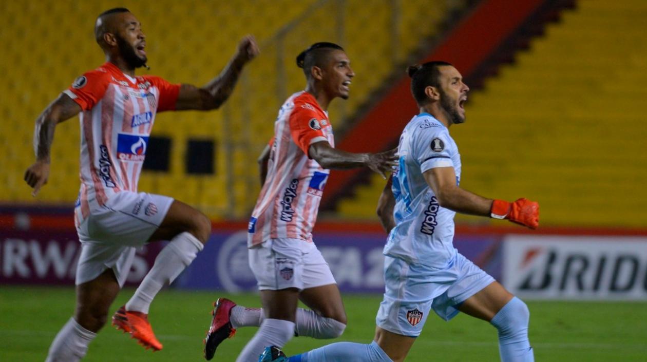 Sebastián Viera celebra su gol de tiro libre.