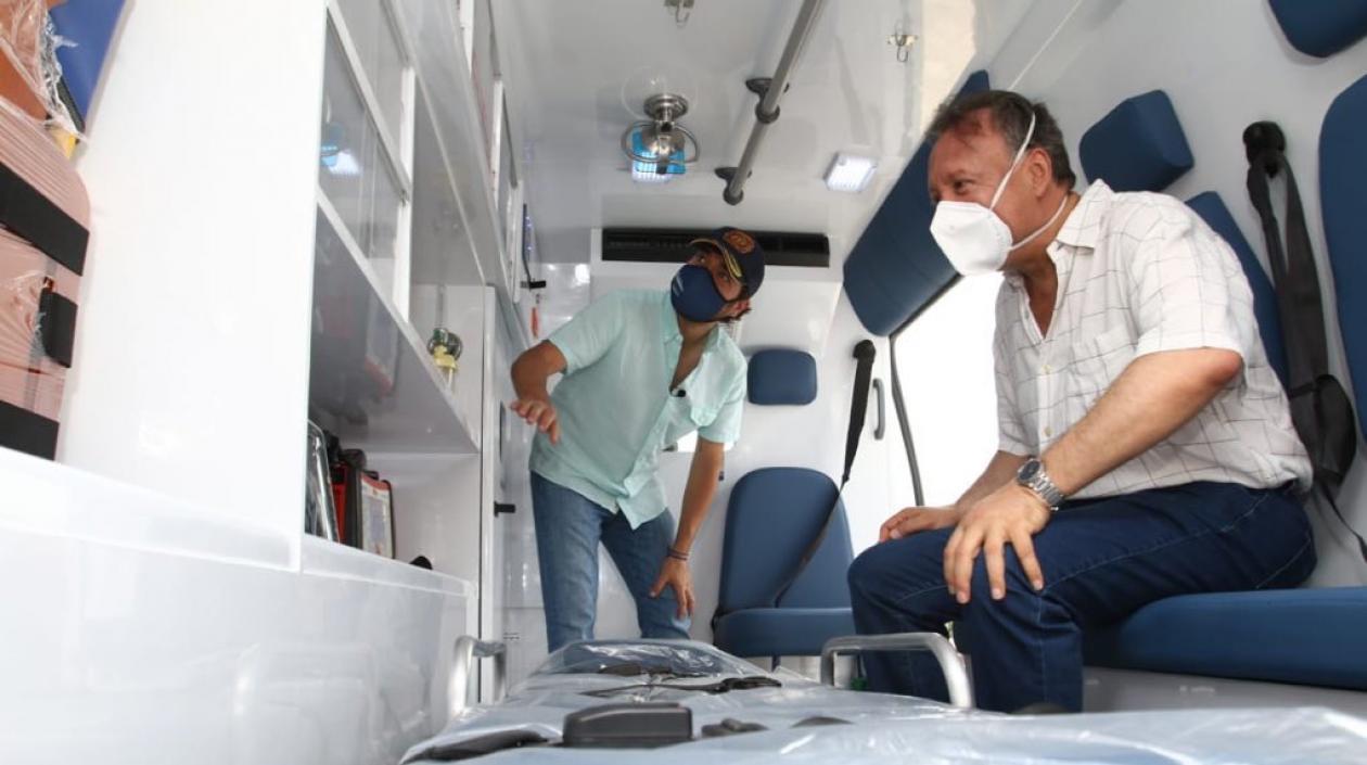 El Alcalde Jaime Pumarejo y el Viceministro Luis Alexander Moscoso, en una de las ambulancias.