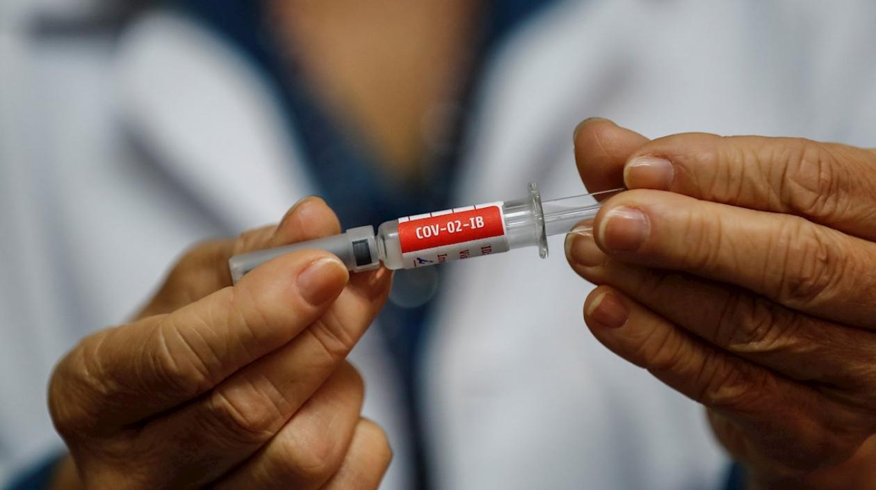 Una enfermera presenta la vacuna contra el Covid-19 desarrollada por el laboratorio chino Sinovac Biotech.