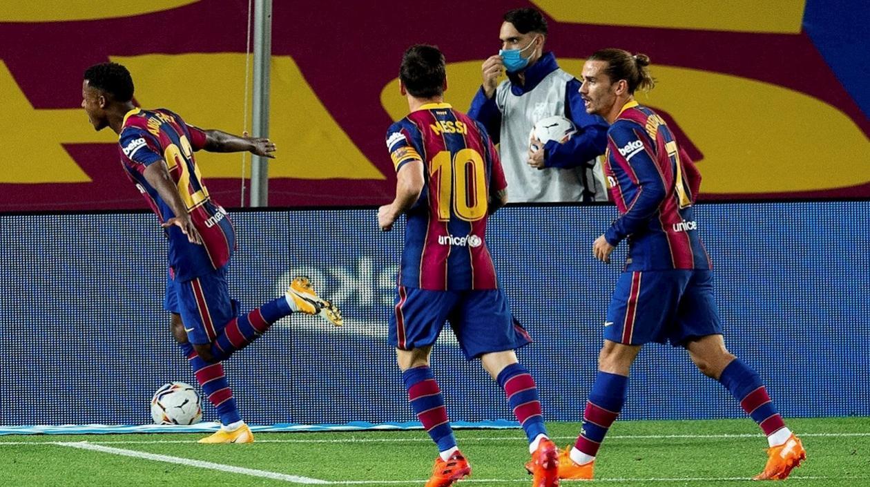 Ansu Fati celebra ante la mirada de Messi y Griezmann. 