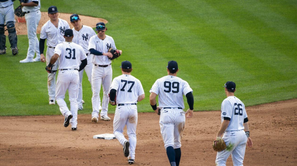Giovanni Urshela celebra con los demás peloteros de los Yankees. 