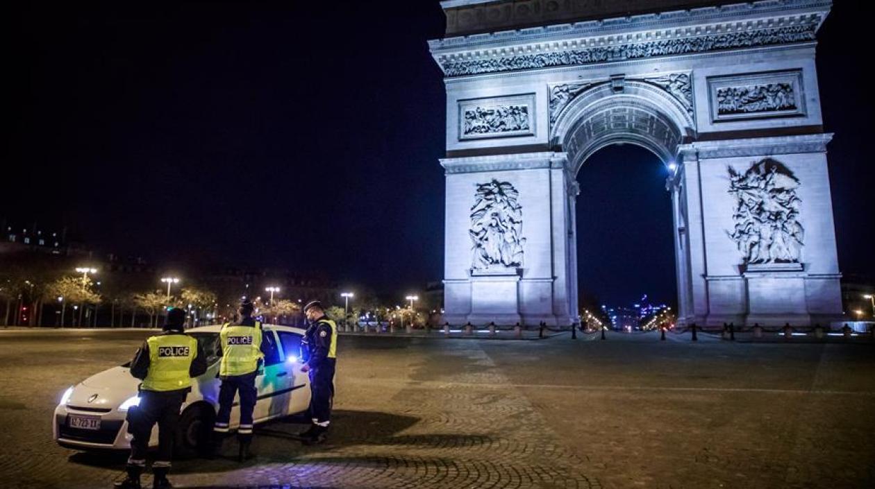 Policías ejerciendo control en París. 