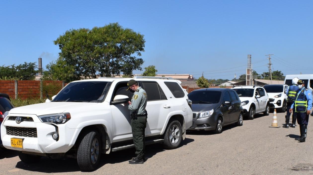 Controles de las autoridades en la entrada a Playa Blanca, en Cartagena. 