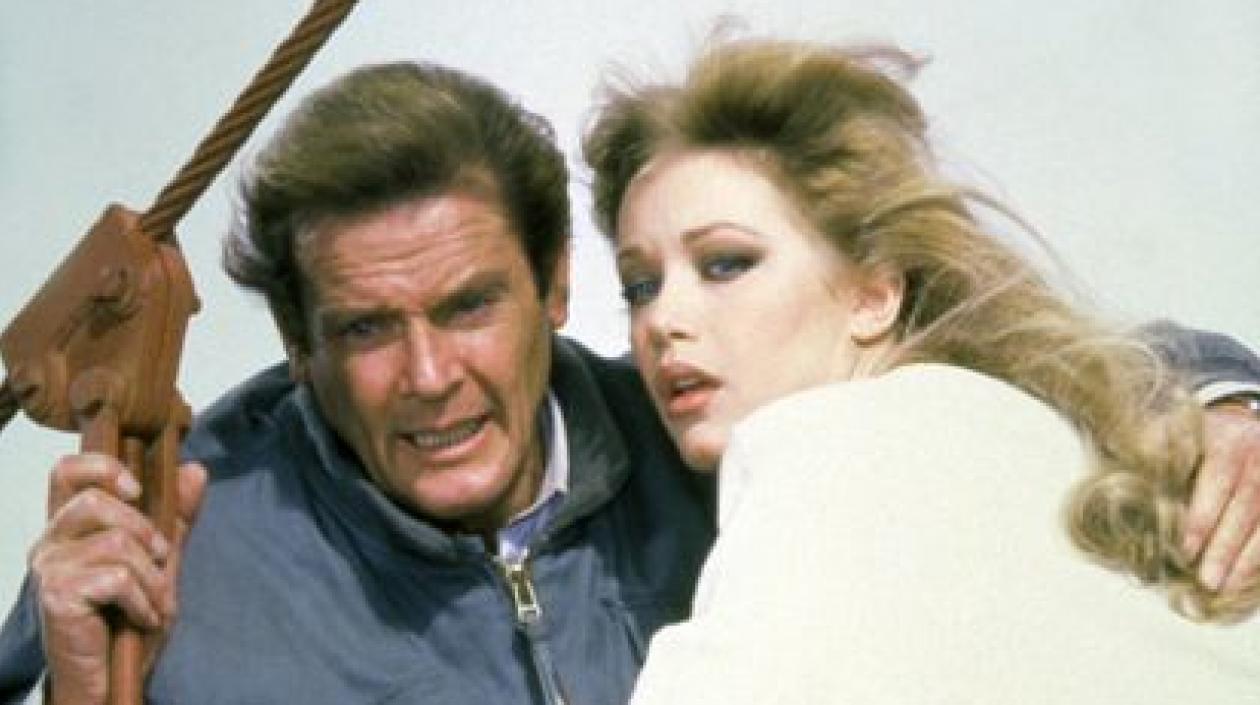 Roger Moore y Tanya Roberts, en la película de James Bond.