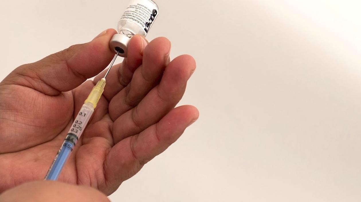 Personal de salud comenzó a recibir la vacuna en México.