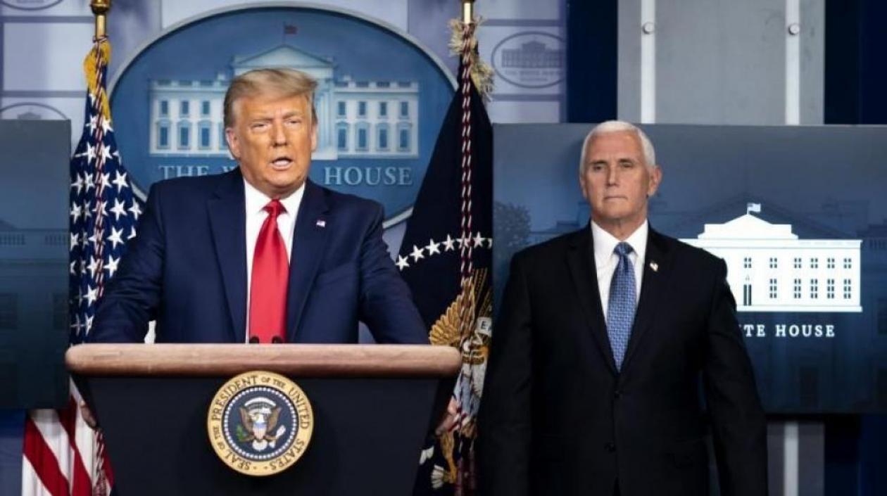 En la imagen, el presidente de EE.UU., Donald J. Trump, junto al vicepresidente estadounidense, Mike Pence (d).