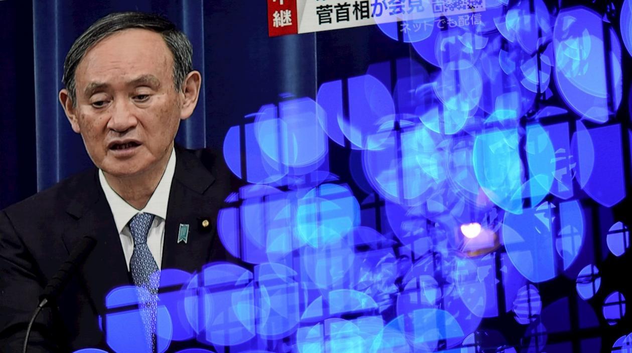 Una televisión emite la declaración de emergencia sanitaria del primer ministro nipón, Yoshihide Suga, en Tokio.