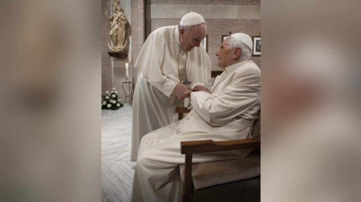 Imagen de archivo del Papa Francisco y el pontífice emérito, Benedicto XVI.
