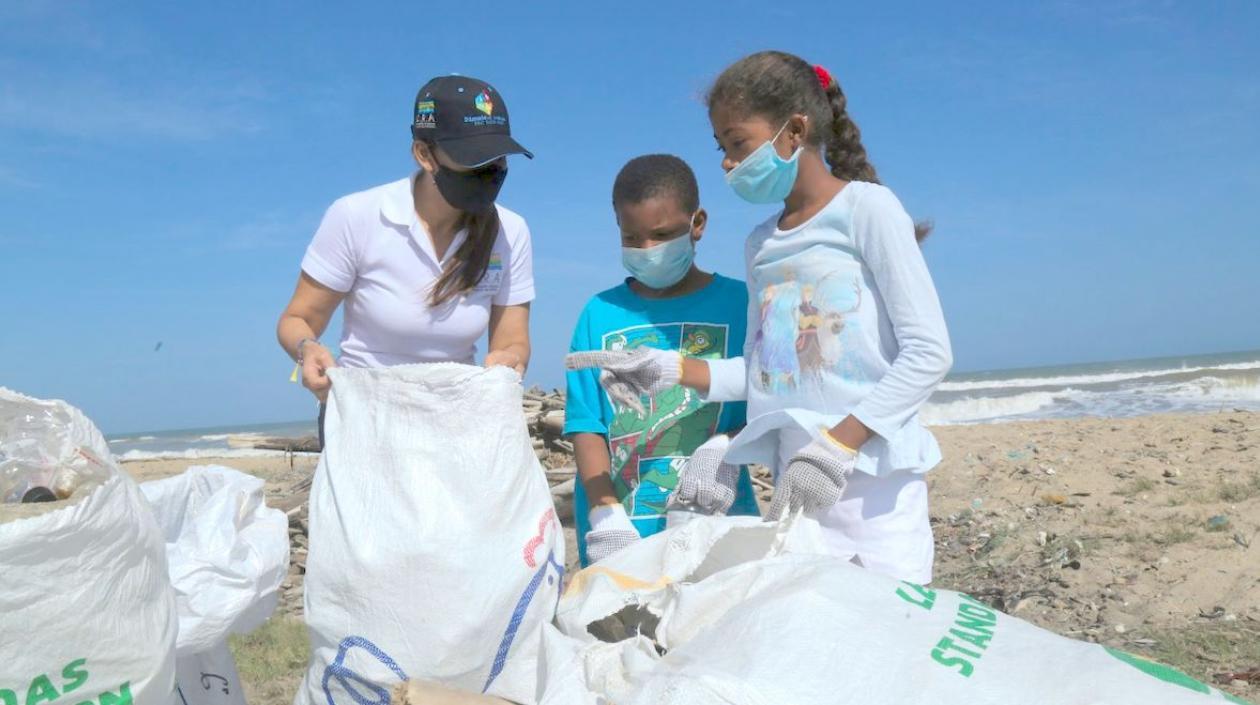 ‘Carnaval Educativo del Mar, una proyección de valores ambientales' comenzó con limpieza de playa.