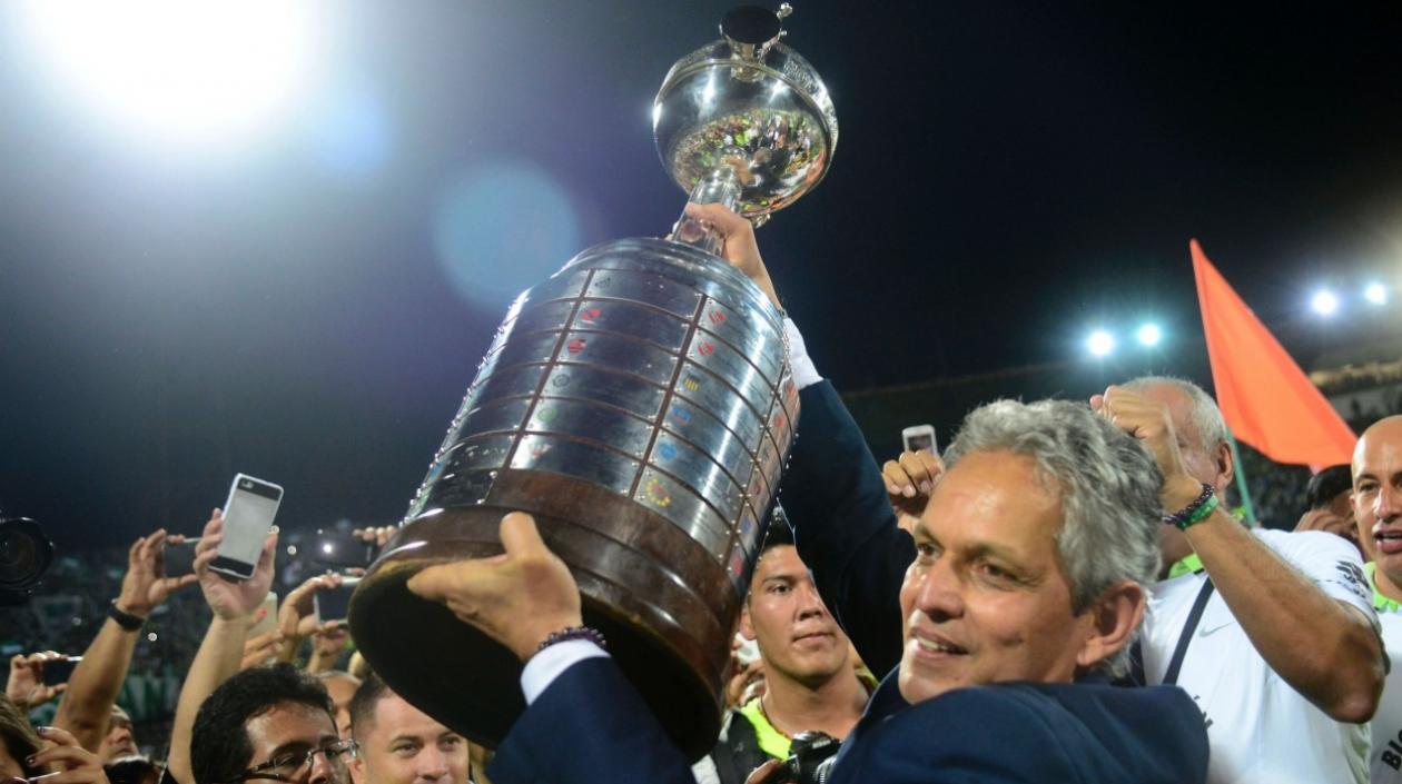 Reinaldo Rueda levanta el trofeo de campeón de la Copa Libertadores. 