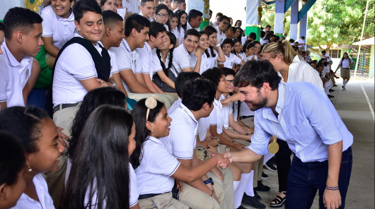 El alcalde Jaime Pumarejo saluda a estudiantes del Distrito. 