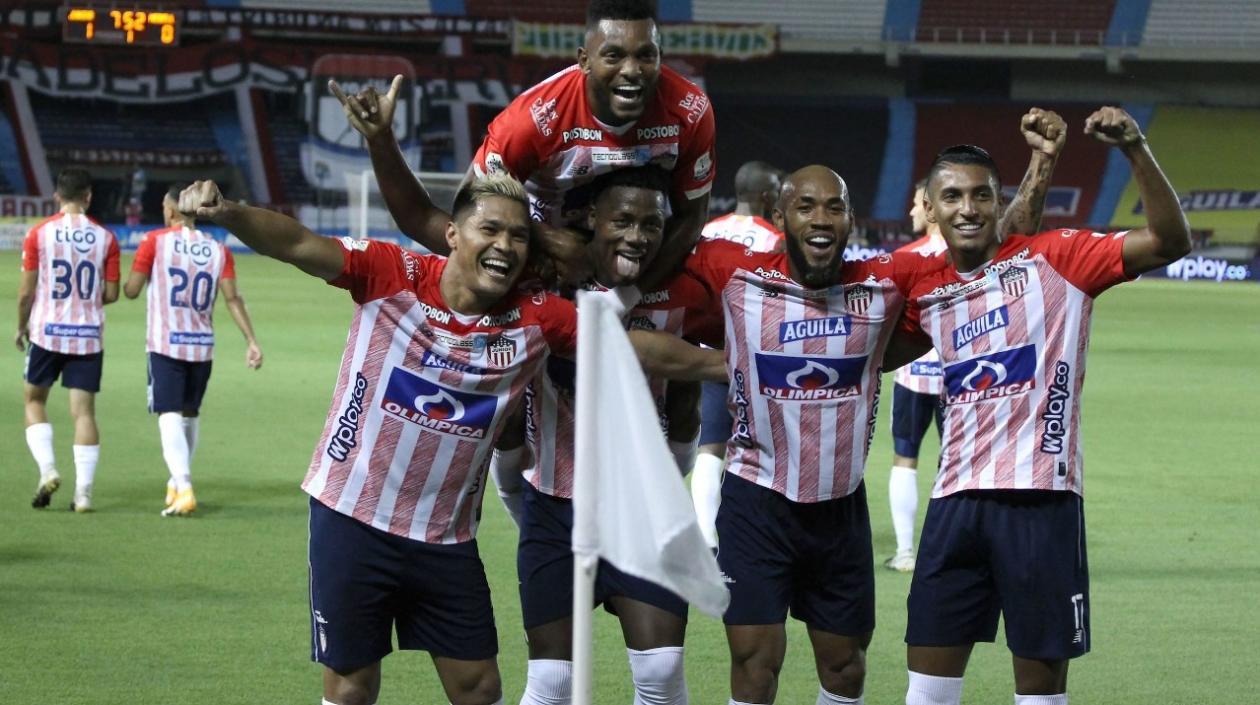 Celebración juniorista del gol de Teófilo Gutiérrez.