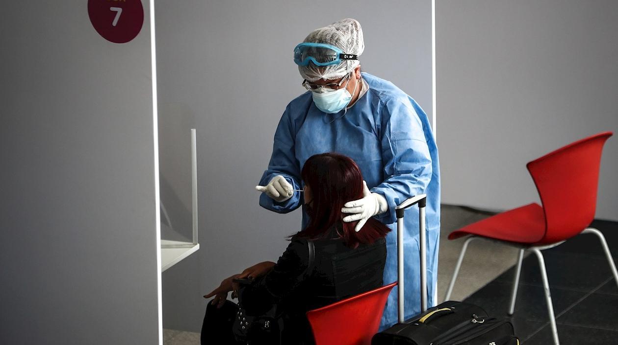 Personal sanitario realiza una prueba de coronavirus a una viajera en Buenos Aires (Argentina). 