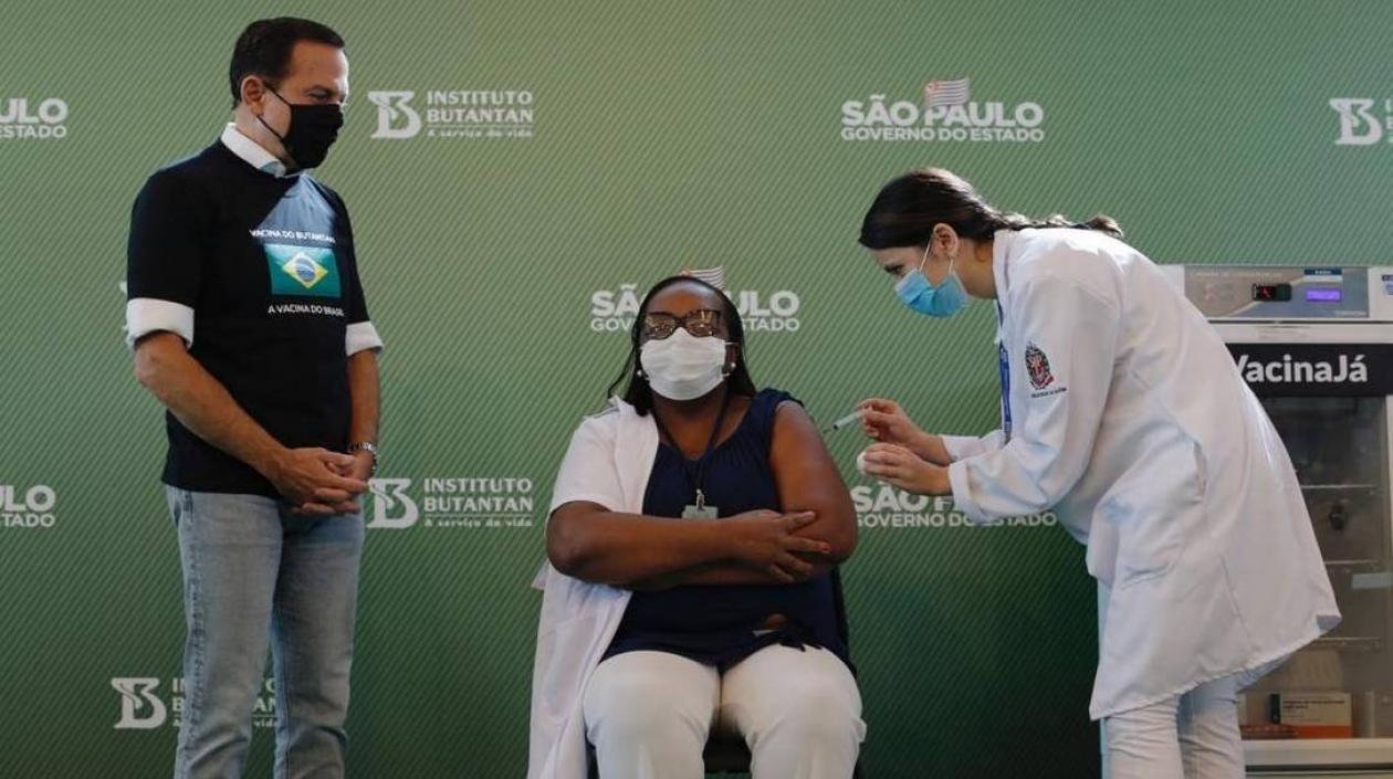 La enfermera Monica Calazans fue la primera persona en recibir la vacuna en Brasil.