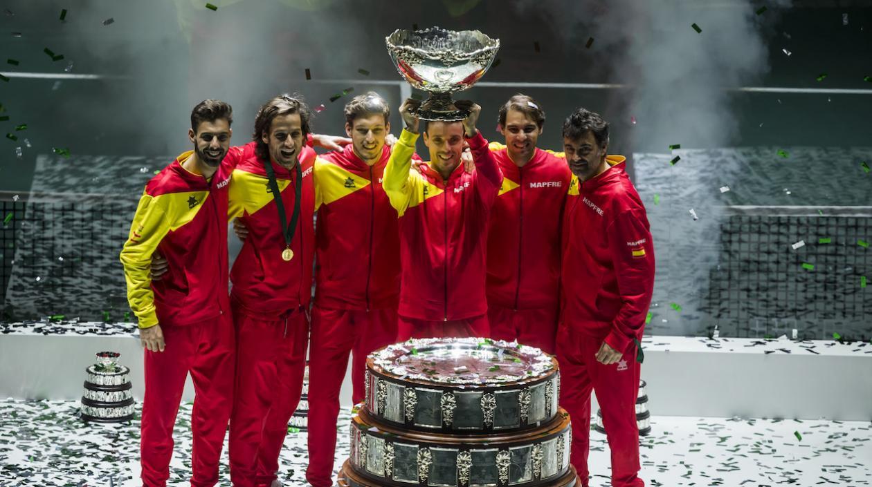 Los integrantes del equipo español tras recibir el trofeo que les acredita vencedores de la final de Copa Davis, en las instalaciones de la Caja Mágica, en 2019 en Madrid. 
