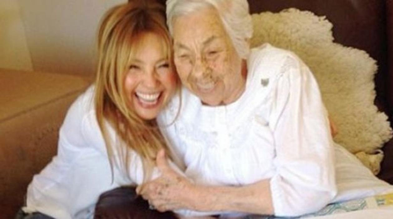 Thalía y su abuela, Eva, de 103 años.
