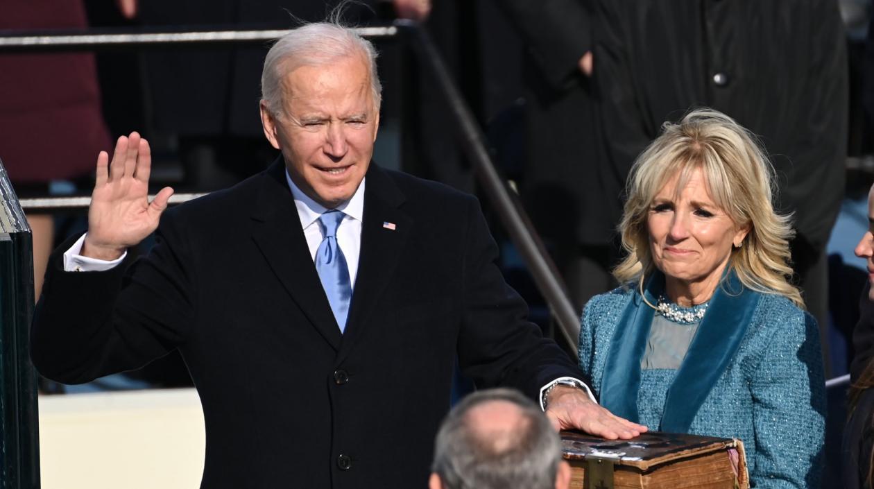 Joe Biden jura como presidente de Estados Unidos, con la mano en la biblia de su familia, que sostiene su esposa Jill.