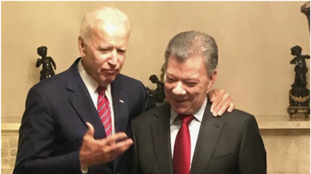Joe Biden, en un encuentro de hace algunos años con el expresidente Juan Manuel Santos.