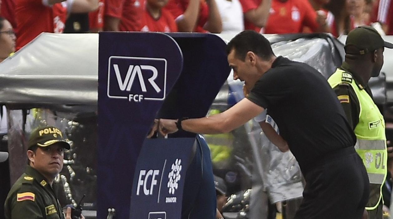 Wilmar Roldán revisa el VAR en un partido de la liga colombiana. 