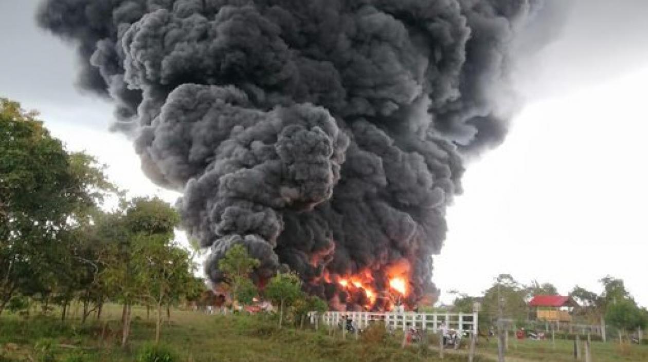Imagen de la explosión en el tramo del oleoducto en Saravena.