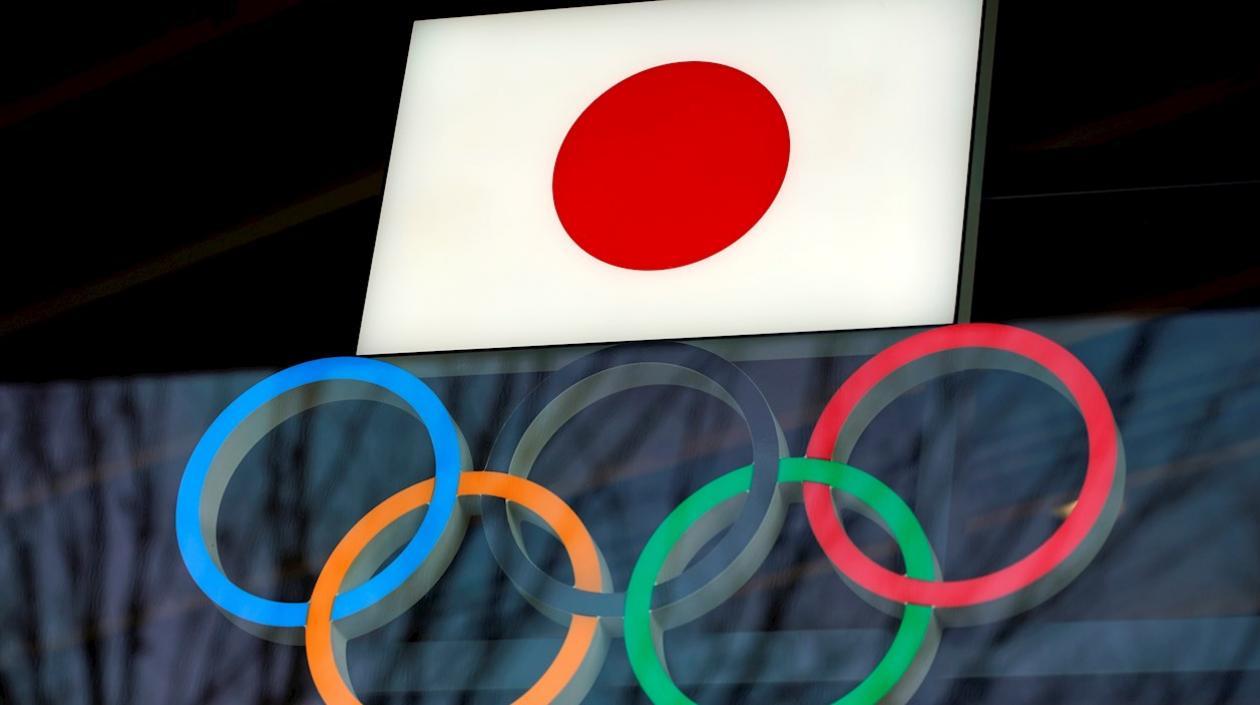 Bandera de Japón, acompañada por los aros olímpicos. 