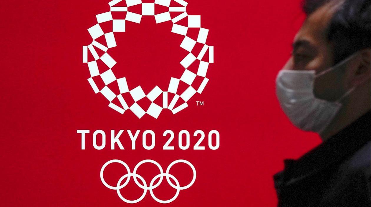 Un hombre pasa al frente de los JJOO de Tokio 2020.