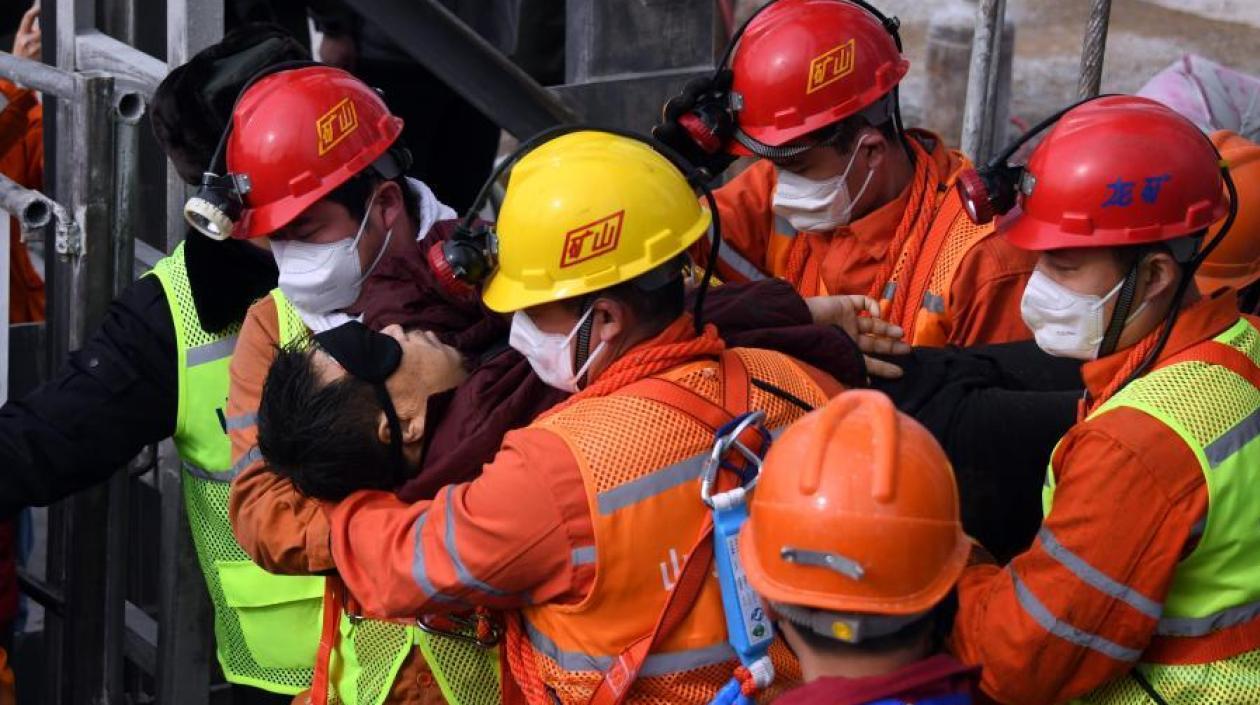 Un minero atrapado es sacado de una mina de oro en la ciudad de Qixia, provincia de Shandong, en el este de China.