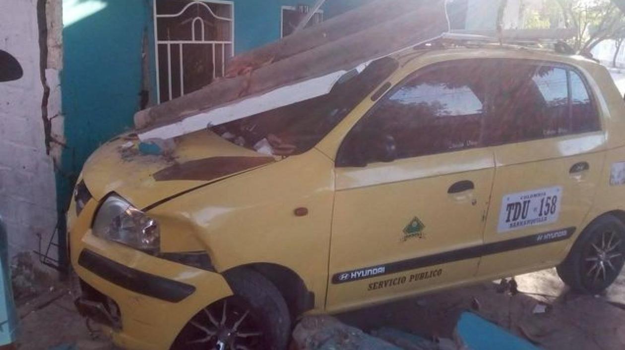Taxi que se estrelló contra vivienda en Ponedera. 