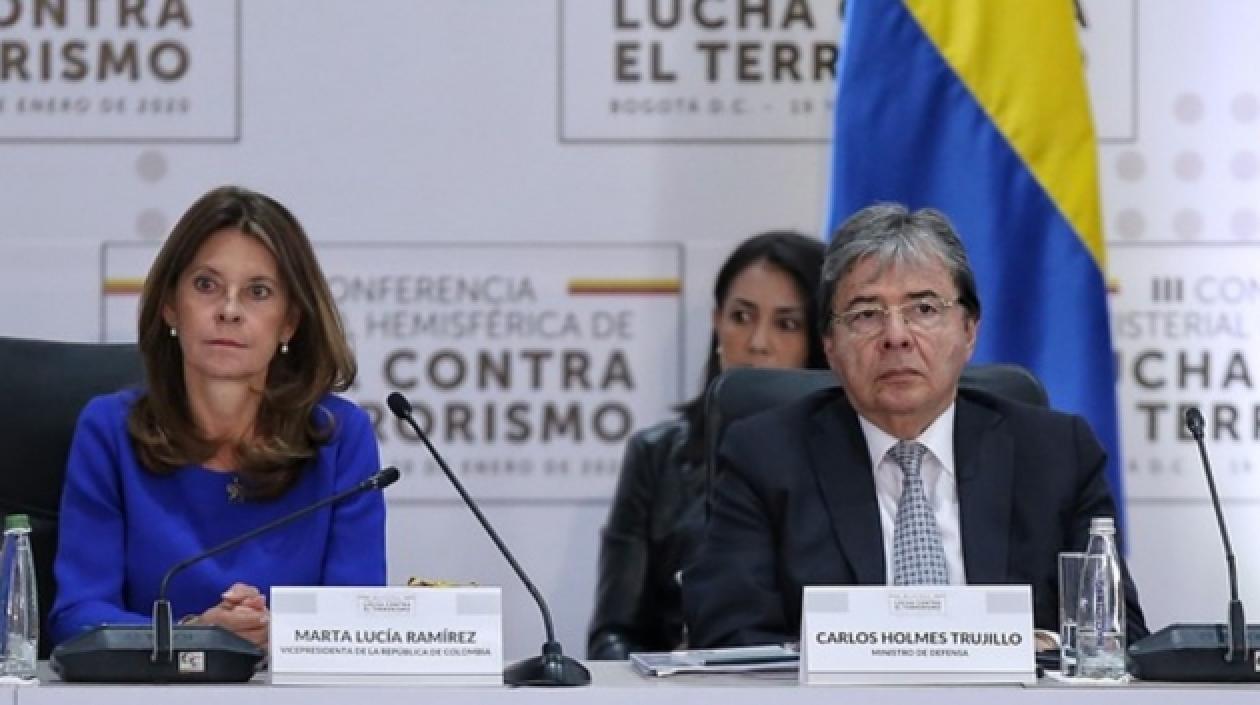 La vicepresidenta Marta Lucía Ramírez y el ministro de Defensa, Carlos Holmes Trujillo, fallecido esta madrugada por Covid-19.