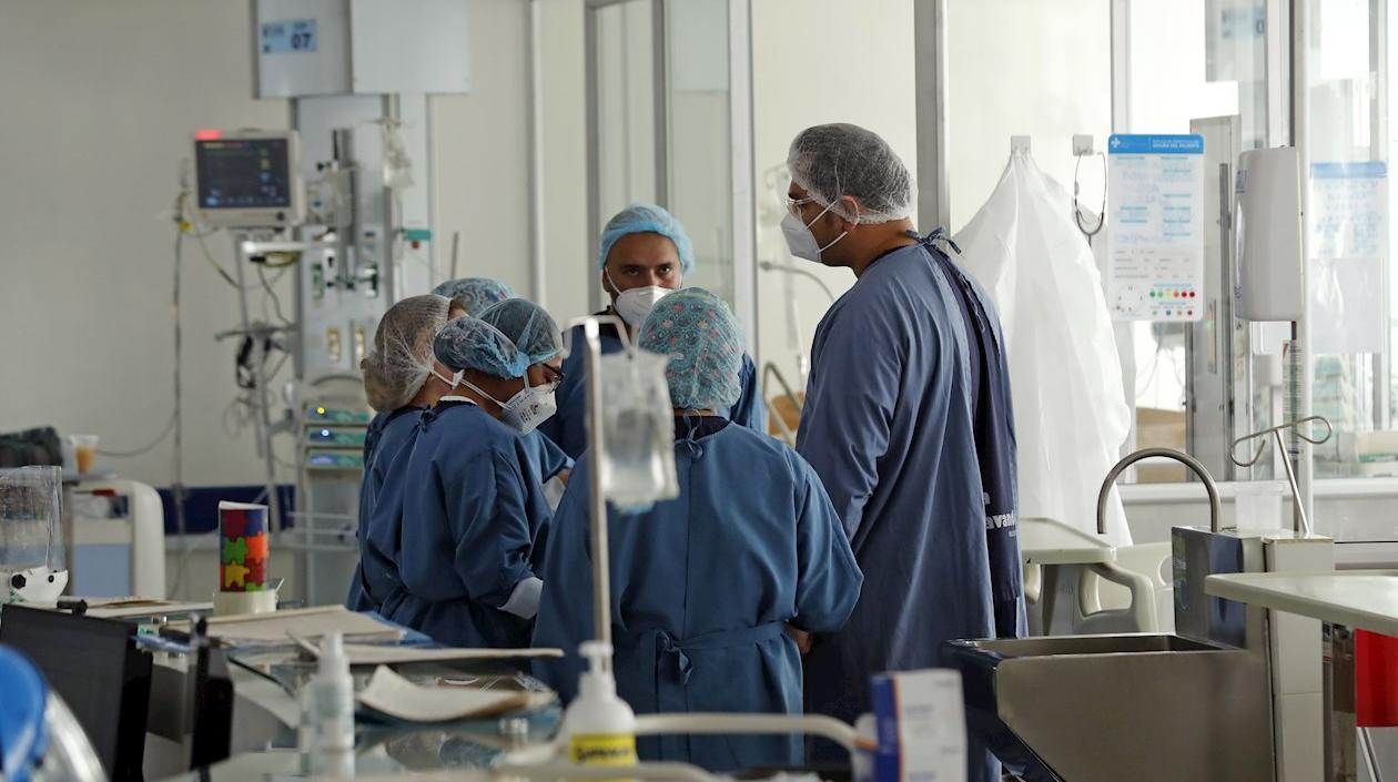 Una unidad de cuidados intensivos en Colombia, donde hacen esfuerzos por salvar vidas.