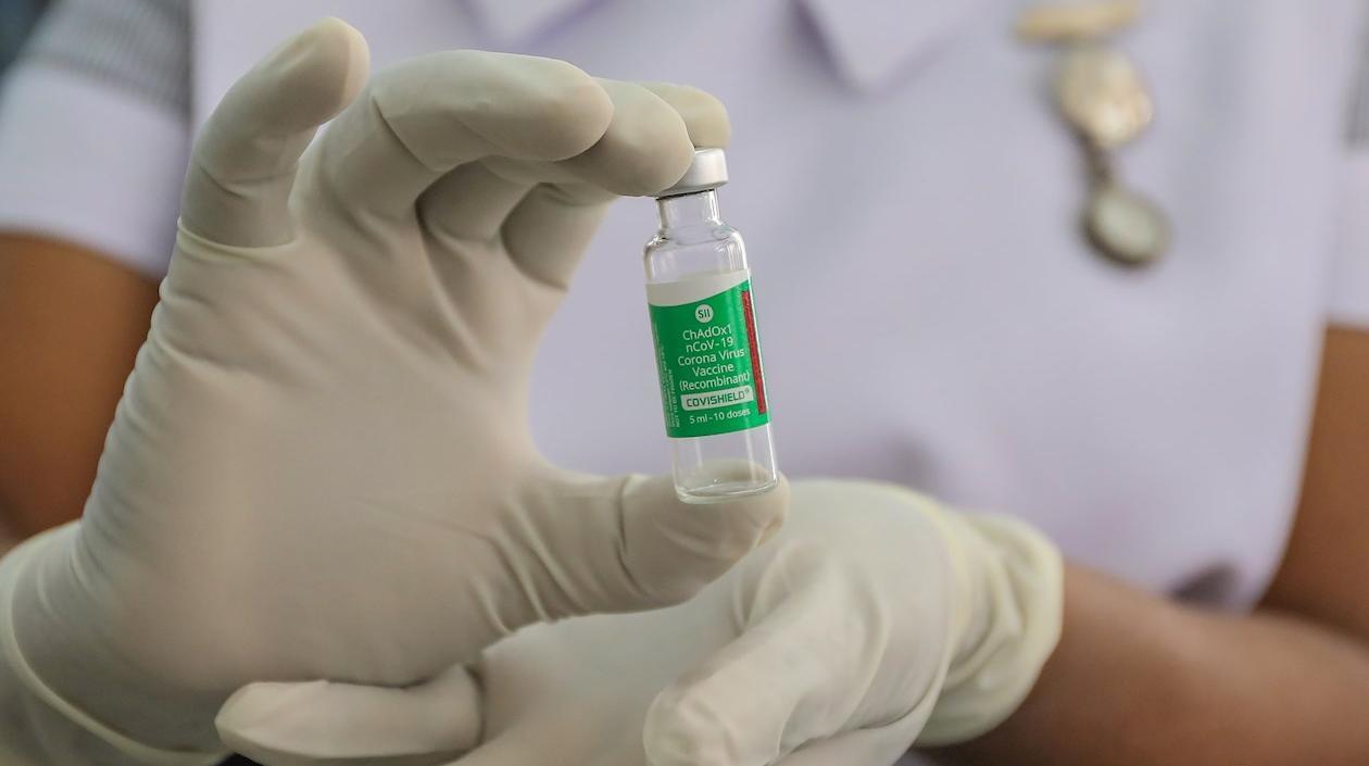Una enfermera prepara una dosis de la vacuna de Oxford-AstraZeneca en Colombo, Sri Lanka. 